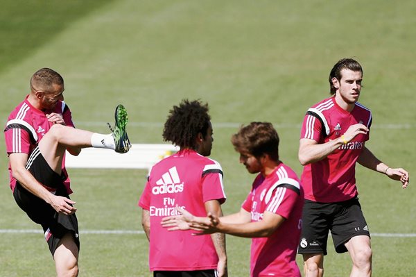 Los jugadores del Real Madrid Marcelo, Karim Benzema, Lucas Silva y Gareth Bale durante el entrenamiento que la plantilla madridista realizó en Valdebebas. (Foto Prensa Libre: EFE)