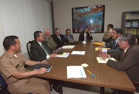 Miembros anteriores de la Comisión de Belice, en el 2001, cuando se negociaba el diferendo en la OEA.