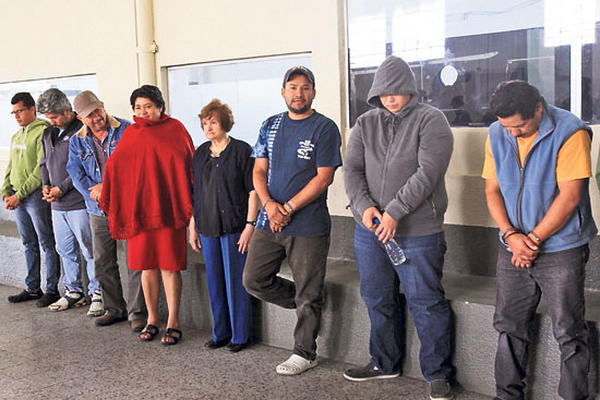 Ocho de  las 30 personas que fueron capturadas por la Policía, que los sindica de integrar una red de tráfico de personas.