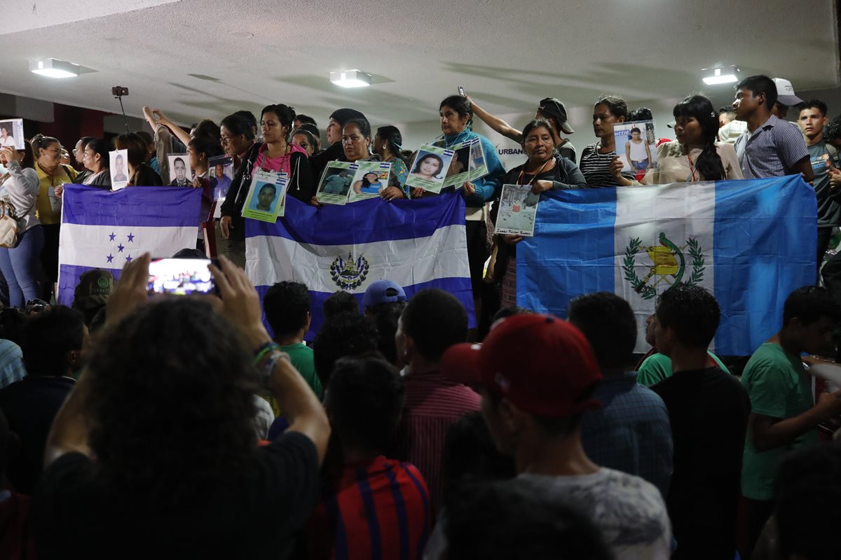 Madres de migrantes desaparecidos llegan a la ciudad de Tixtla, en el estado de Chiapas, México, este martes. La decimocuarta caravana de madres de migrantes centroamericanos arribó hoy al paso fronterizo de Talismán, ubicado en el paso entre México y Guatemala, con el objetivo de buscar a sus familiares desaparecidos. (Foto: Prensa Libre: EFE)
