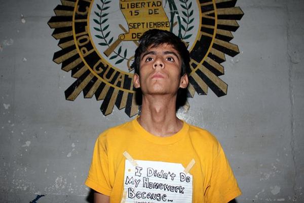 Irvin Geovani Barreno Pérez, en la Comisaría 34 de Retalhuleu (Foto Prensa Libre: Rolando Miranda)