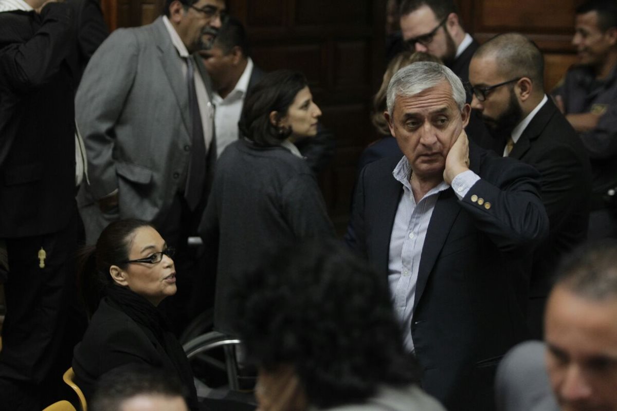 Otto Pérez y Roxana Baldetti, durante un receso en el desarrollo de la audiencia. (Foto Prensa Libre: Edwin Bercián)