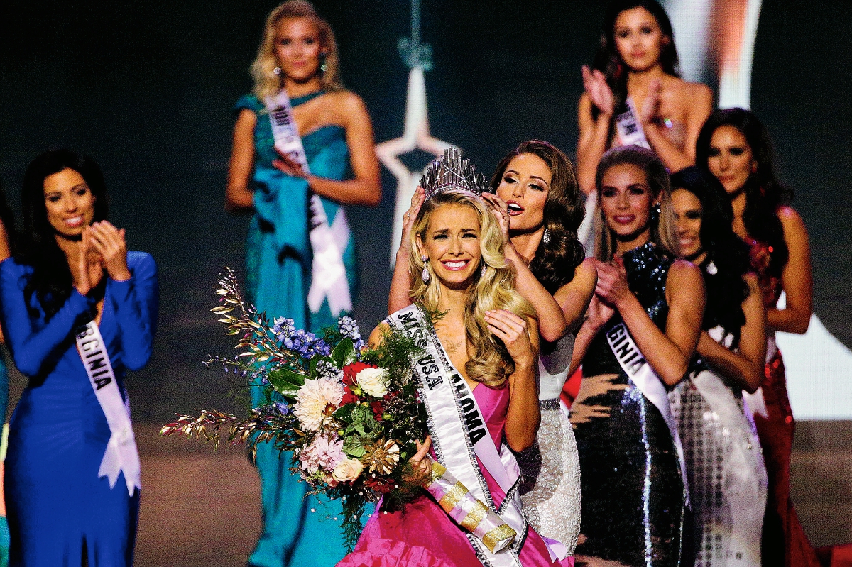 Miss Oklahoma Olivia Jordan recibió la corona de manos de Miss USA 2014 Nia Sánchez. (Foto Prensa Libre: AP)