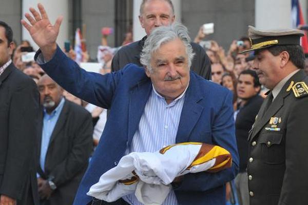 Presidente de Uruguay José Mujica saluda durante su ceremonia de despedida en Montevideo. (Foto Prensa Libre: AFP)