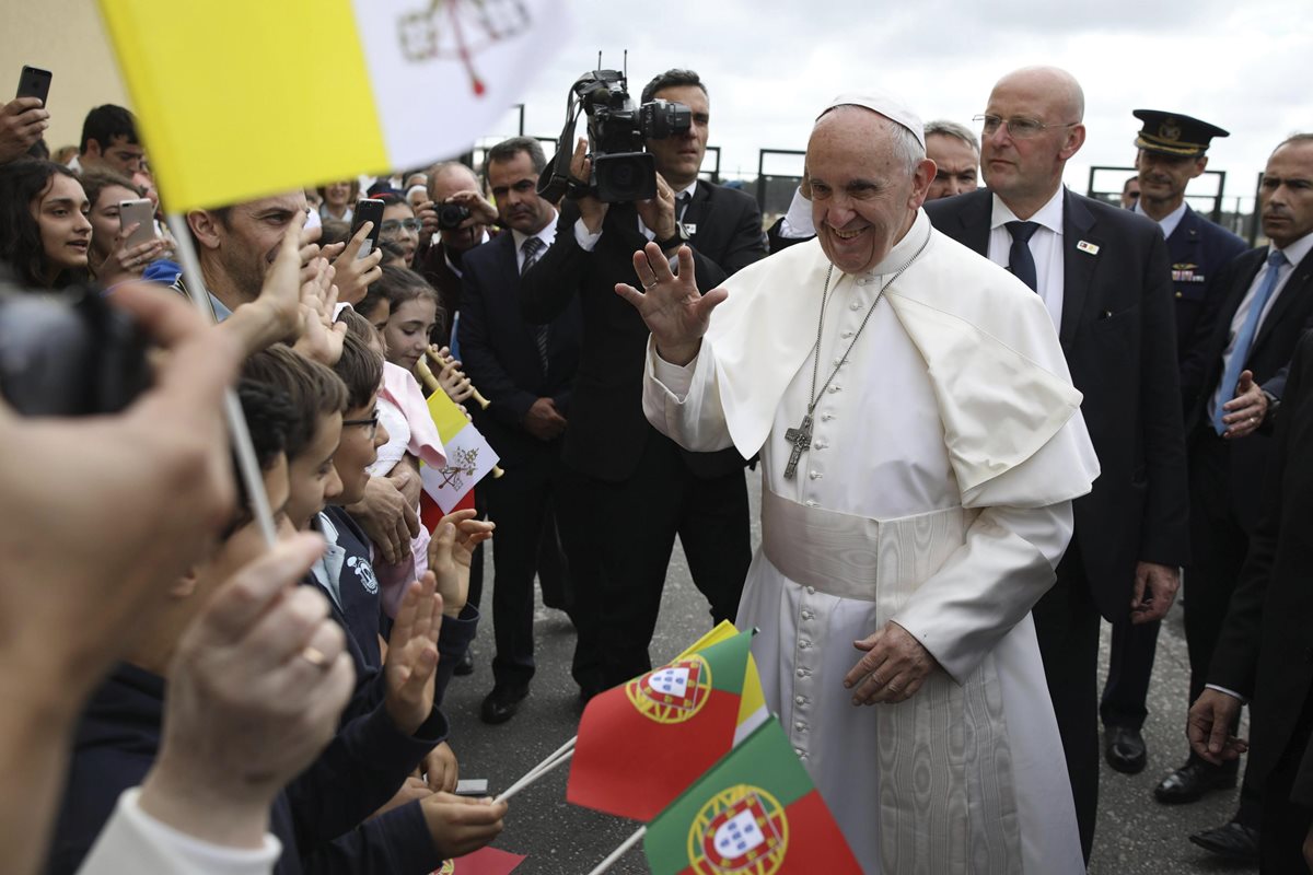 Francisco es recibido por multitud en Portugal. (Foto Prensa Libre: EFE)