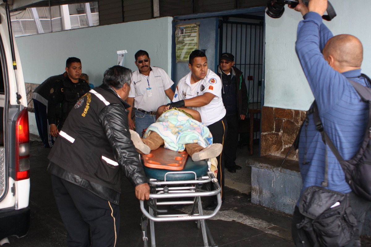 Socorristas ingresan al Hospital General a una mujer herida de bala en la zona 6. (Foto Prensa Libre: Bomberos Voluntarios).