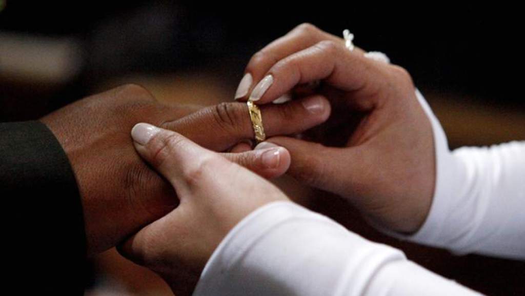 Parejas guatemaltecas podrán casarse hasta que ambos tengan 18 años de edad como mínimo. (Foto Prensa Libre: EFE).
