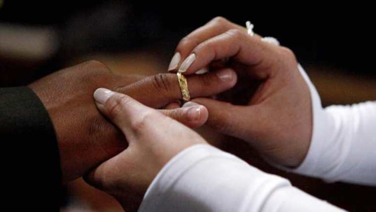 Parejas guatemaltecas podrán casarse hasta que ambos tengan 18 años de edad como mínimo. (Foto Prensa Libre: EFE).