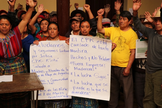 Mujeres se manifiestan en contra la tala en Quiché. (Foto Prensa Libre: Héctor Cordero)