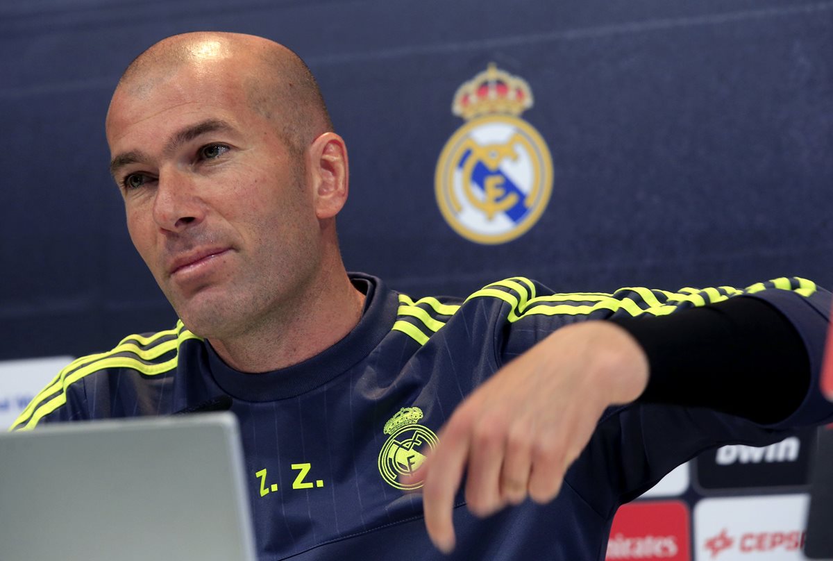 El técnico del Real Madrid, Zinedine Zidane, durante la rueda de prensa que ofreció tras el entrenamiento del equipo. (Foto Prensa Libre: EFE)