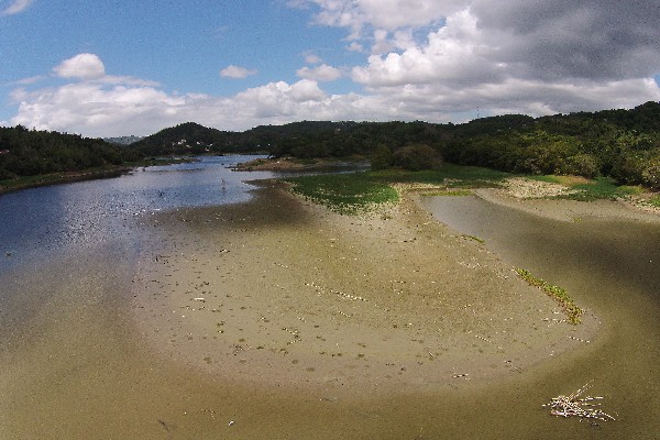 <em><span class="hps">Foto</span> <span class="hps">aérea muestra</span> <span class="hps">la sequía</span> <span class="hps">afecta</span> <span class="hps">a</span> <span class="hps">Puerto Rico. (Foto Prensa Libre:AP).</span></em>