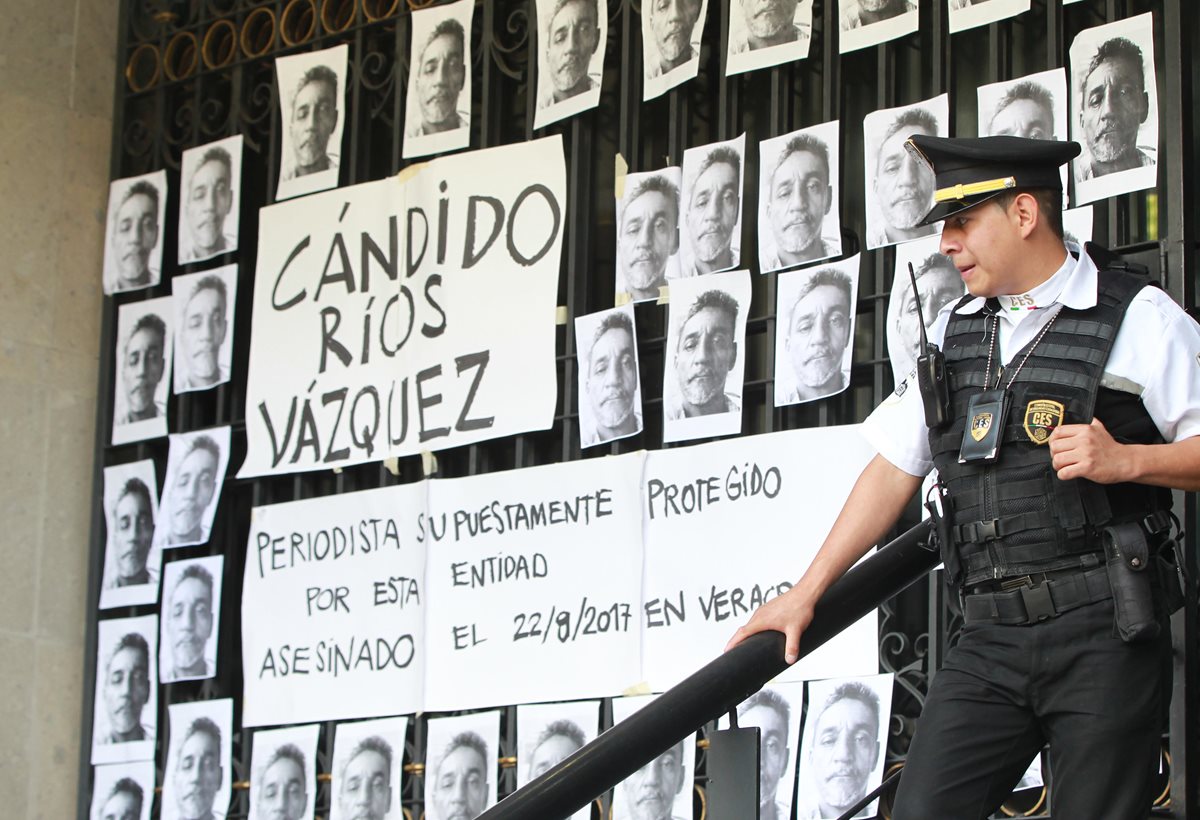 Decenas de fotografías del periodista Cándido Ríos Vázquez, asesinado este martes en Hueyapan de Ocampo, son colocadas en las escalinatas de la Secretaría de Gobernación Ciudad de México. (Foto Prensa Libre: EFE)