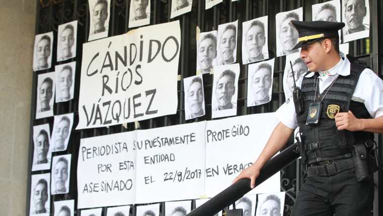 Decenas de fotografías del periodista Cándido Ríos Vázquez, asesinado este martes en Hueyapan de Ocampo, son colocadas en las escalinatas de la Secretaría de Gobernación Ciudad de México. (Foto Prensa Libre: EFE)