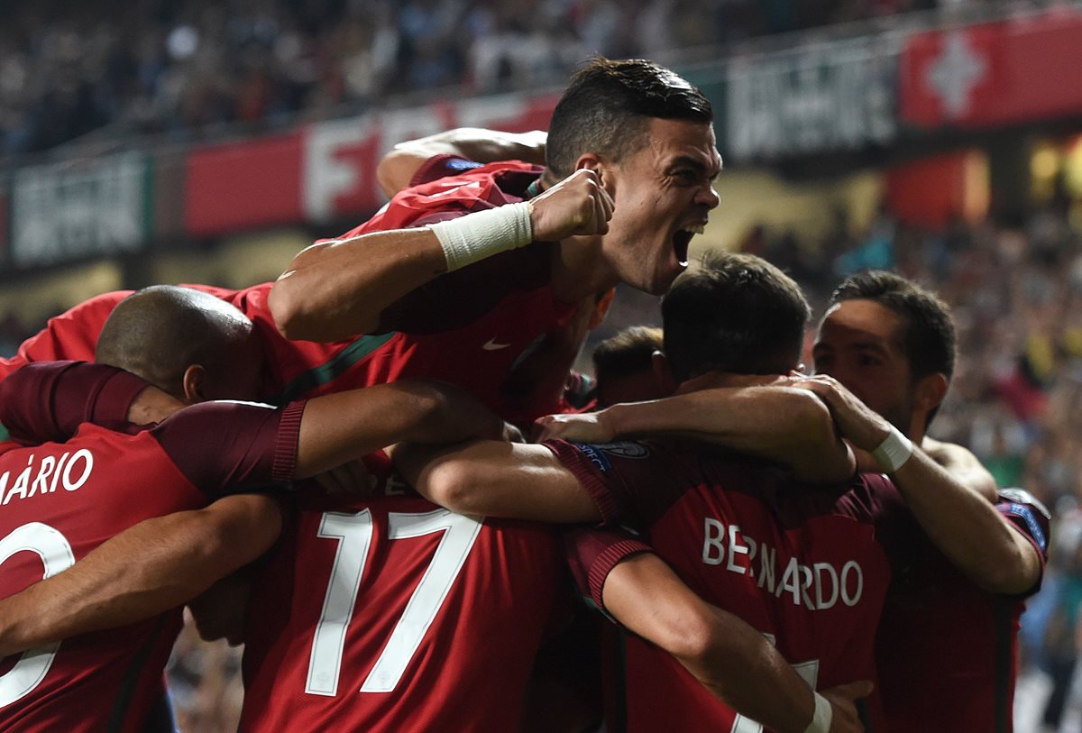 Los jugadores de Portugal celebran la clasificación al Mundial de Rusia. (Foto Prensa Libre: AFP)