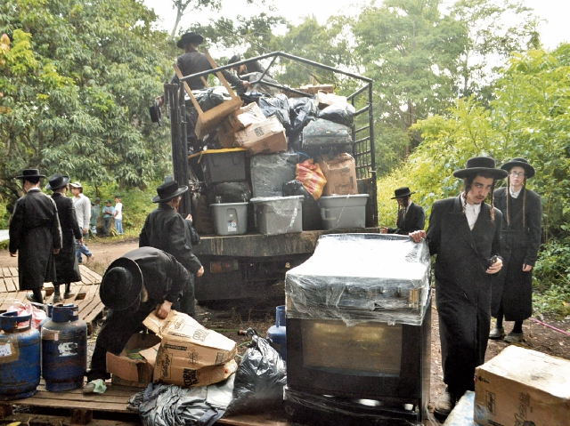 Los integrantes de la comunidad judía pagaron camiones para trasladar sus pertenencias. (Foto Prensa Libre: Oswaldo Cardona).