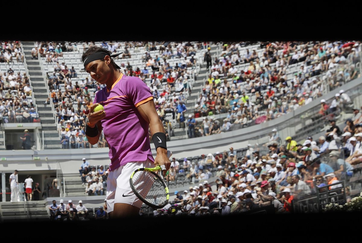 Rafael Nadal se prepara para un servicio. (Foto Prensa Libre: AP)