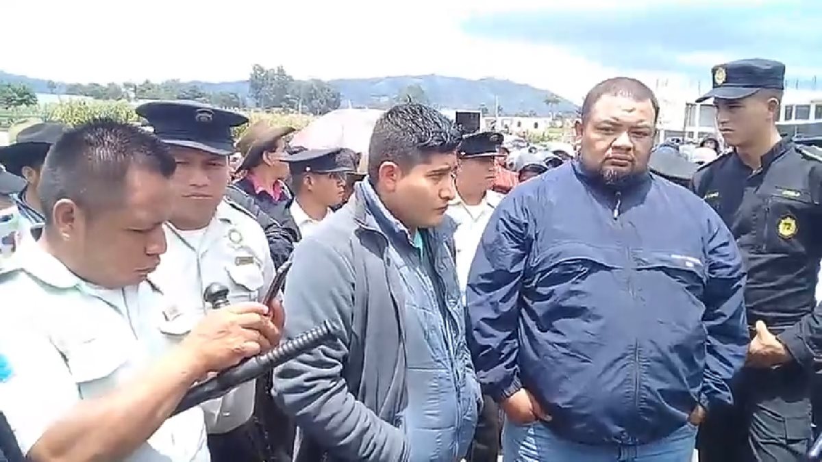 Carlos Chacón y Byron Racique fueron puestos a disposición de las autoridades luego de recibir el castigo maya. (Foto Prensa Libre: Héctor Cordero)