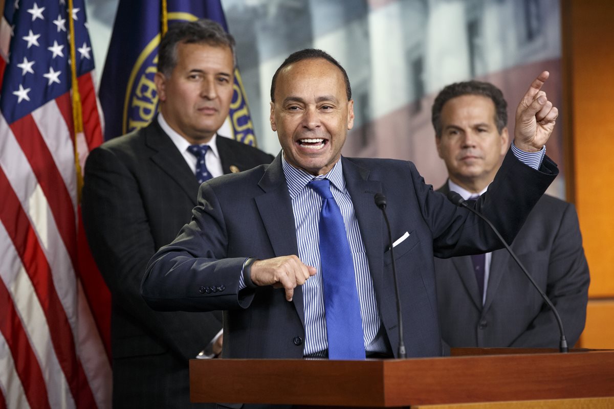 Luis Gutierrez (centro), dijo que el presidente Barack Obama está poniendo en riesgo toda la buena voluntad que construyó el año pasado. (Foto Prensa Libre: AP).