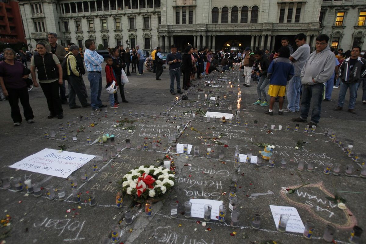 Altar en memoria de las víctimas frente al Palacio Nacional de la Cultura. (Foto: Paulo Raquec)