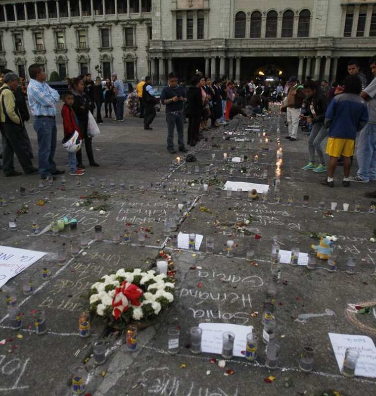 Altar en memoria de las víctimas frente al Palacio Nacional de la Cultura. (Foto: Paulo Raquec)