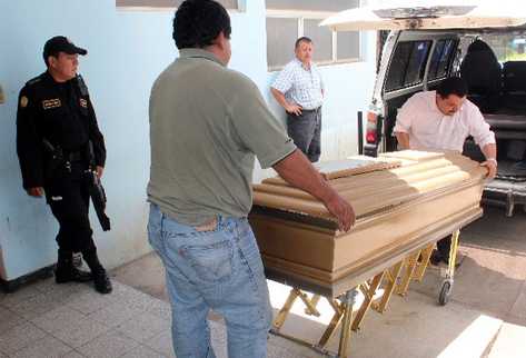 Personal de una funeraria retira el cuerpo  de Chajón de la morgue del hospital  de Xelajú.