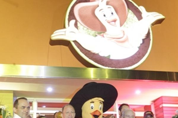 Juan José Gutiérrez, presidente corporativo de Pollo Campero, y Juan  Luis Bosch, copresidente de Multi Inversiones, inauguran restaurante de  Santa Amelia.