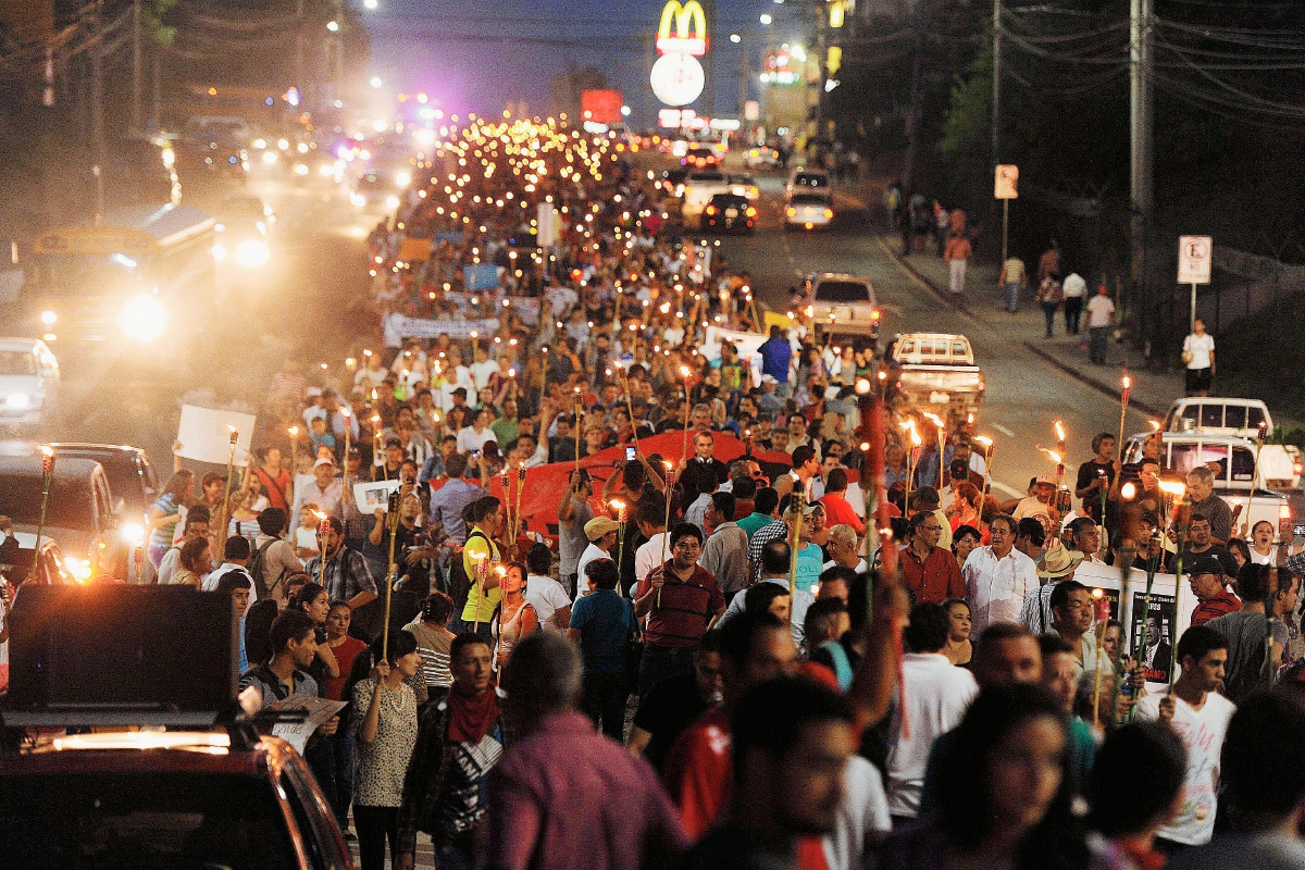 Miles de hondureños salen a las calles para manifestar en contra de la corrupción. (Foto Prensa Libre: AFP).