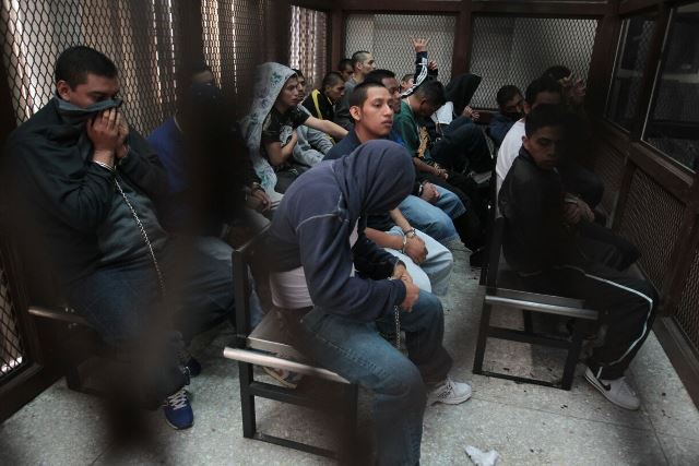 Miembros de la pandilla 18 escuchan imputación del MP en audiencia. (Foto Prensa Libre: Paulo Raquec)