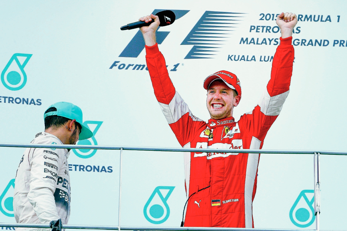 Vettel volvió a bañarse de gloria en la F1 ante Hamilton. (Foto Prensa Libre:EFE)