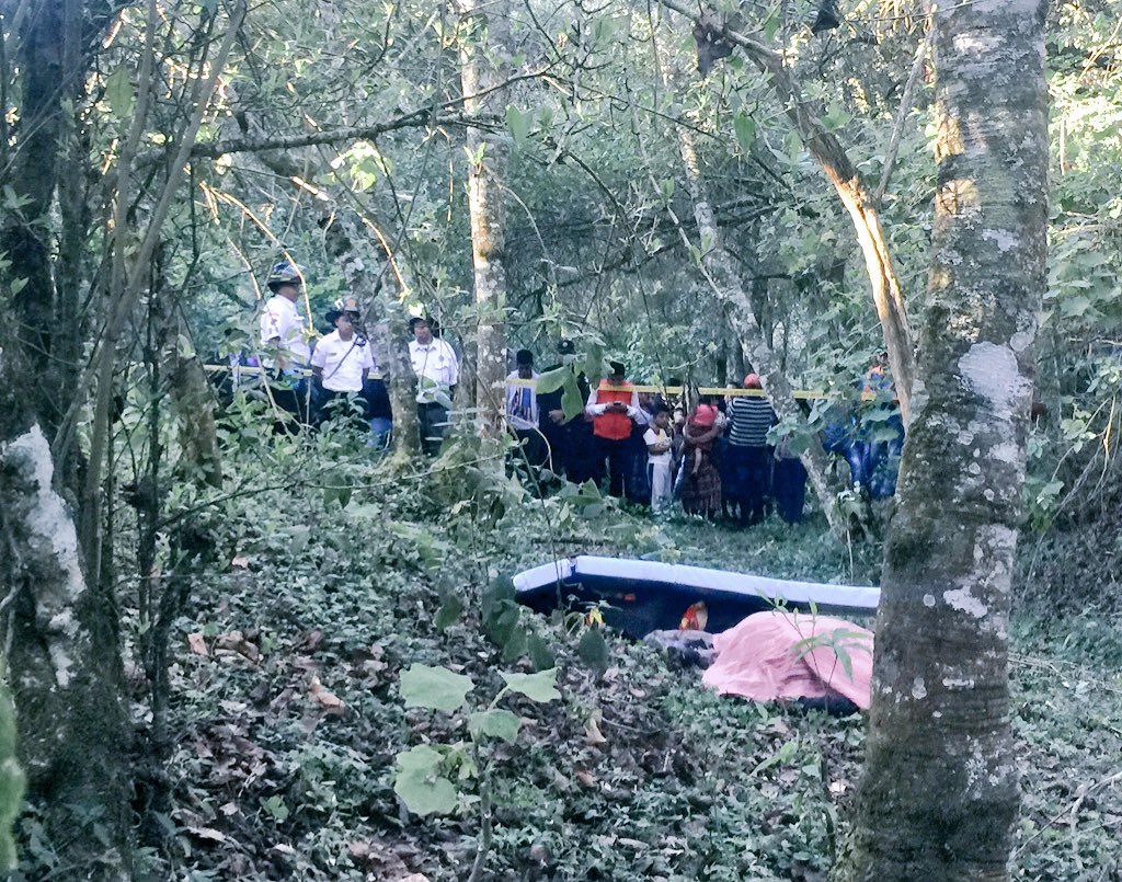 Campesinos encuentran los dos cadáveres en una área boscosa, a cinco kilómetros del centro de San Pedro Sacatepéquez. (Foto Prensa Libre: Cortesía)