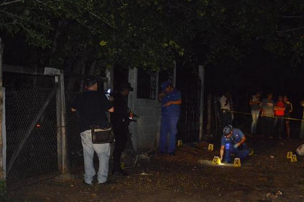 Investigadores reúnen evidencias en el lugar donde murió baleado Yecson Felipe Alonzo, en Río Hondo. (Foto Prensa Libre: Víctor Gómez)