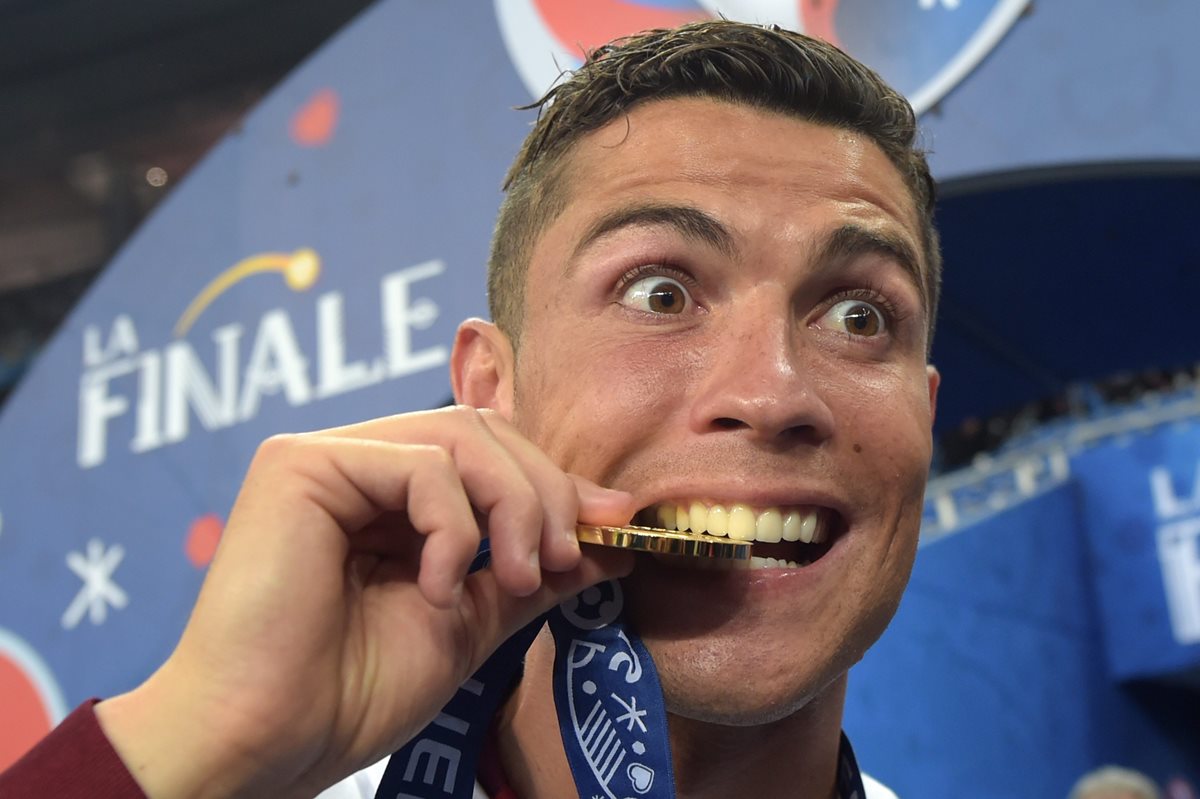 Cristiano se lesionó recién comenzando la final de la Eurocopa contra Francia. (Foto Prensa Libre: EFE)