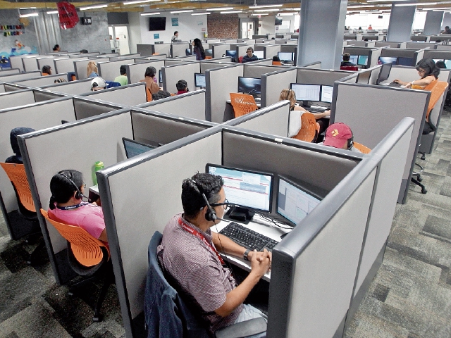 Los centros de llamadas concentran buena parte de los empleos jóvenes en el país. (Foto Prensa Libre: Álvaro Interiano)