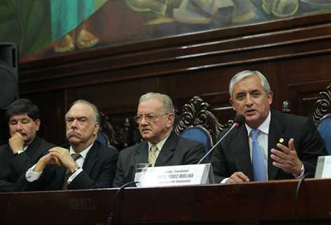 Presidente Otto Pérez y asesores entregaron la propuesta de reforma constitucional al Congreso. (Foto Prensa Libre: Esbin García)