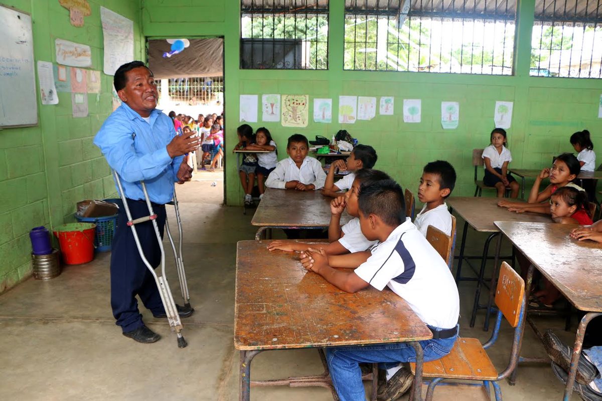 Domingo Morán es director de una escuela en San Andrés Villa Seca, Retalhuleu. (Foto Prensa Libre: Rolando Miranda)