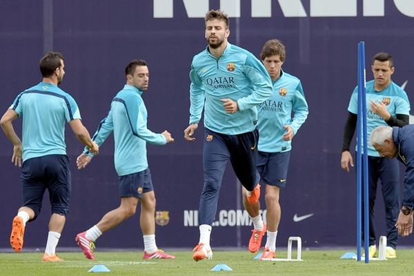 Piqué se entrenó con normalidad este sábado en el Centro Deportivo Joan Gamper. (Foto Prensa Libre: AFP)