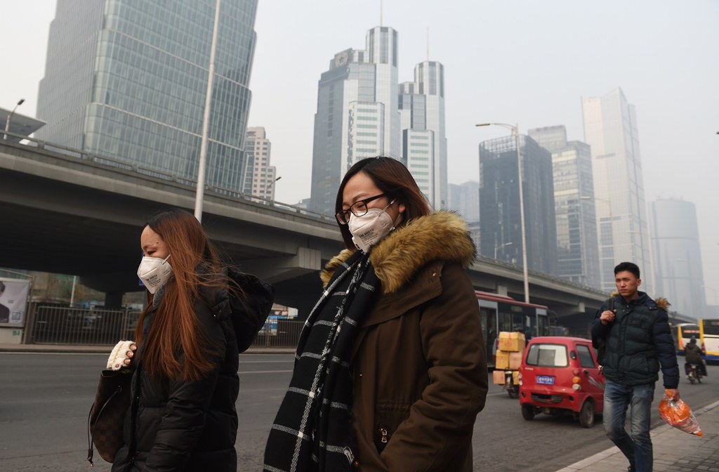 La contaminación obliga a la población de China a utilizar mascarillas. (Foto Prensa Libre: AFP)