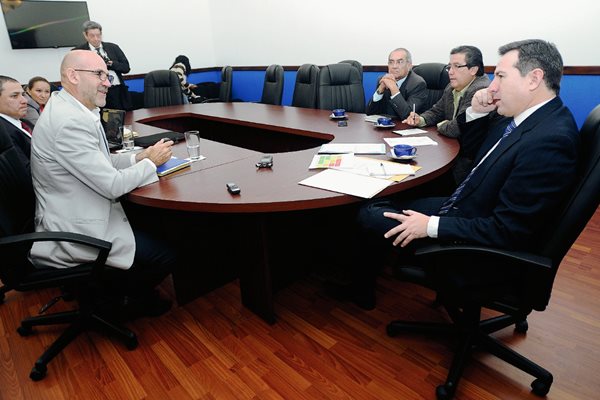 Gerardo Aguirre (izquierda), presidente del Comité Olímpico Guatemalteco, en el interrogatorio por parte del diputado y presidente de la Comisión de Deportes del Congreso de la República, Luis Fernando Pérez, del PRI, este jueves, 30 de abril de 2014. (Foto Prensa Libre: Francisco Sánchez).