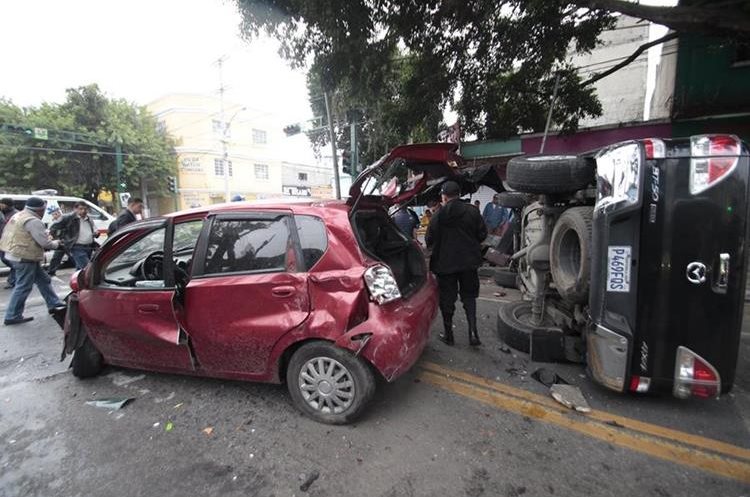 Expertos coinciden en que la conducción a alta velocidad y en estado de ebriedad son causas principales de hechos viales.(Foto Prensa Libre: Hemeroteca PL)