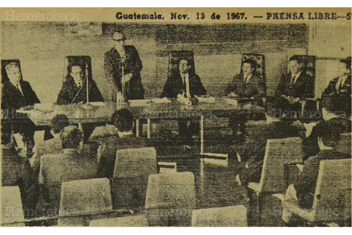 El ministro de Comunicaciones, Óscar Castañeda (de pie) da a conocer en noviembre de 1967 obra pública para 1968. (Foto: Hemeroteca PL)