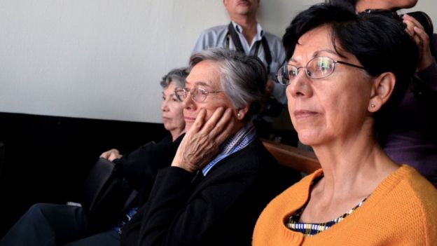 Emma Thiessen, acompañada por sus dos hijas Lucrecia y María Eugenia, actúa como querellante adhesiva en el proceso. (Foto: Prensa Comunitaria)