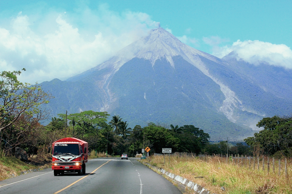 Autoridades monitorean la actividad del Volcán de Fuego. (Foto Prensa Libre: Hemeroteca PL)