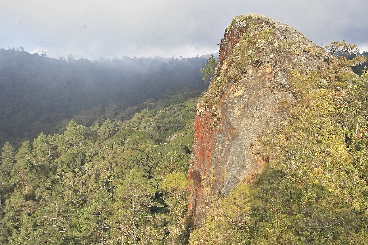 Desde la roca conocida como la Peña del ángel se divisa gran parte de la serranía. (Foto Prensa Libre: Álvaro Interiano)