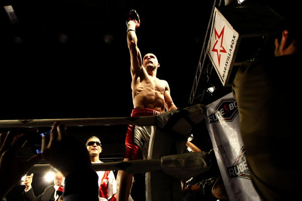 Kiko Martínez, festeja el título SuperGallo y retiene corona. (Foto Prensa Libre: EFE)