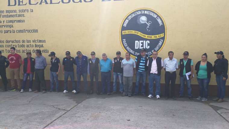 Ocho personas capturadas, integrantes y exintegrantes de la corporación municipal de San José del Golfo. (Foto Prensa Libre: Estuardo Paredes)