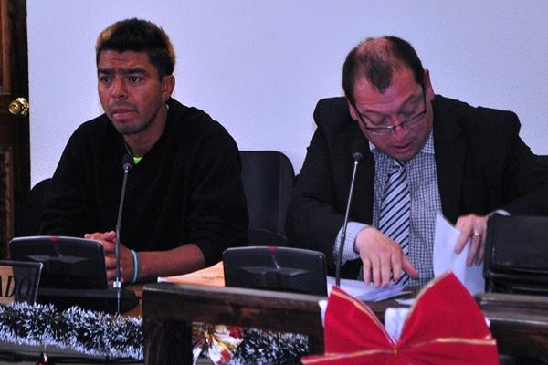 El jugador del Club América, de Salcajá, Quetzaltenango, Justo Rodolfo Reyes López, junto a su abogado defensor, Hassen Andrade. (Foto Prensa Libre: Alejandra Martínez).