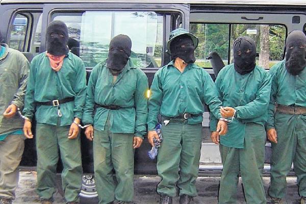 Grupo de "encapuchados" capturados en Santiago Atitlán en 2008. (Foto Prensa Libre: Archivo)<br _mce_bogus="1"/>