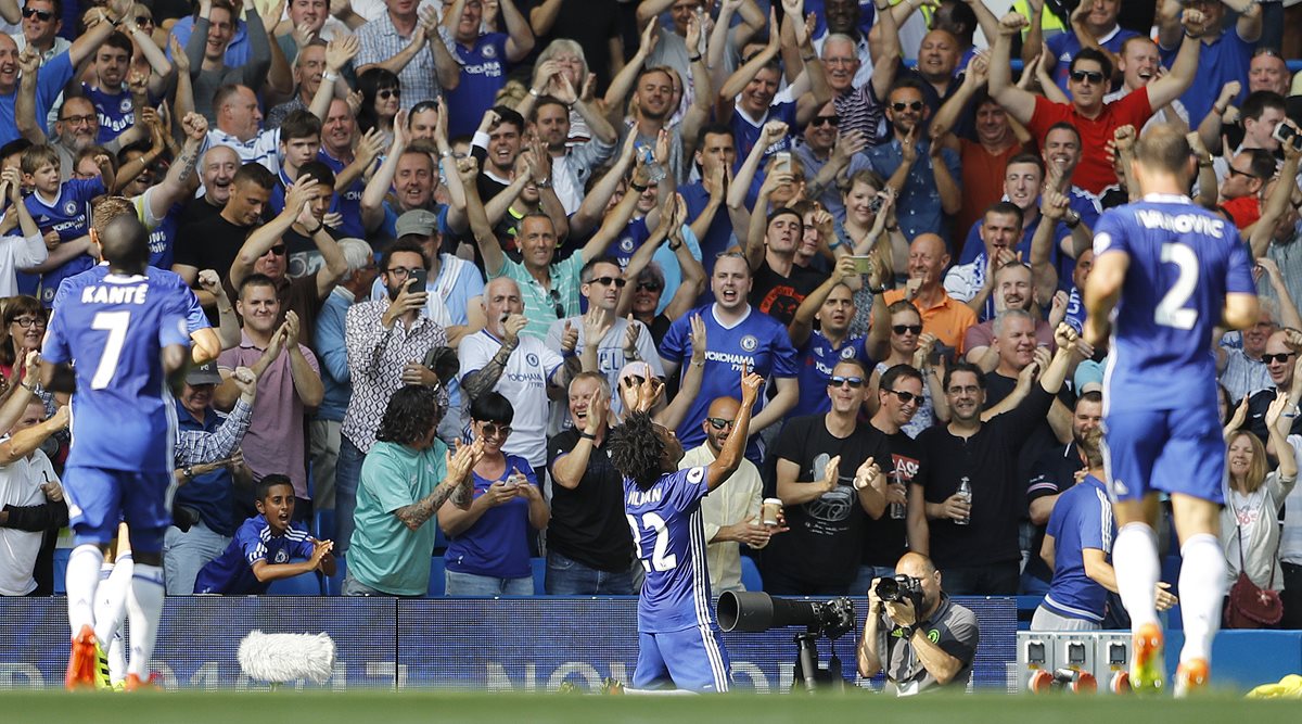 Willian celebra con su afición uno de los tantos del Chelsea. (Foto Prensa Libre: AP)
