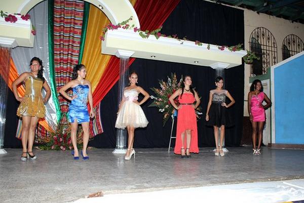 Las seis aspirantes al trono lucen llamativos trajes. (Foto Prensa Libre: Rolando Miranda).