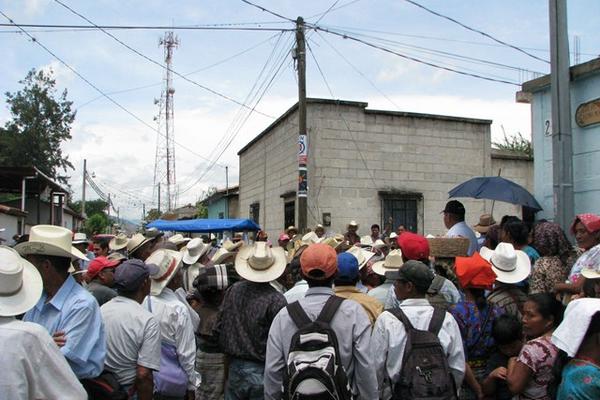 Decenas de exPAC se reunen en Rabinal para recibir el resarcimiento del Gobierno. (Foto Prensa Libre: Carlos Grave)<br _mce_bogus="1"/>